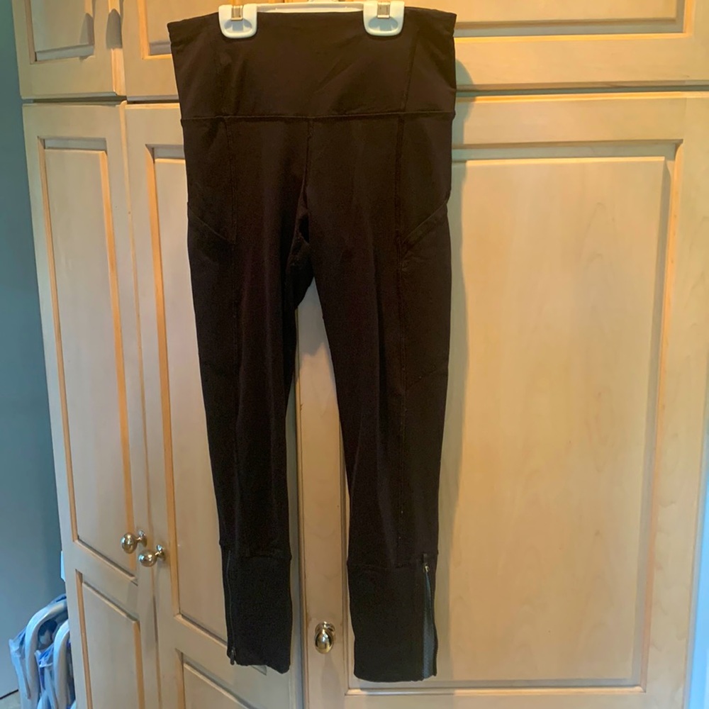 Lululemon leggings with several pockets. 2 on the thighs, 2 on front waistband.